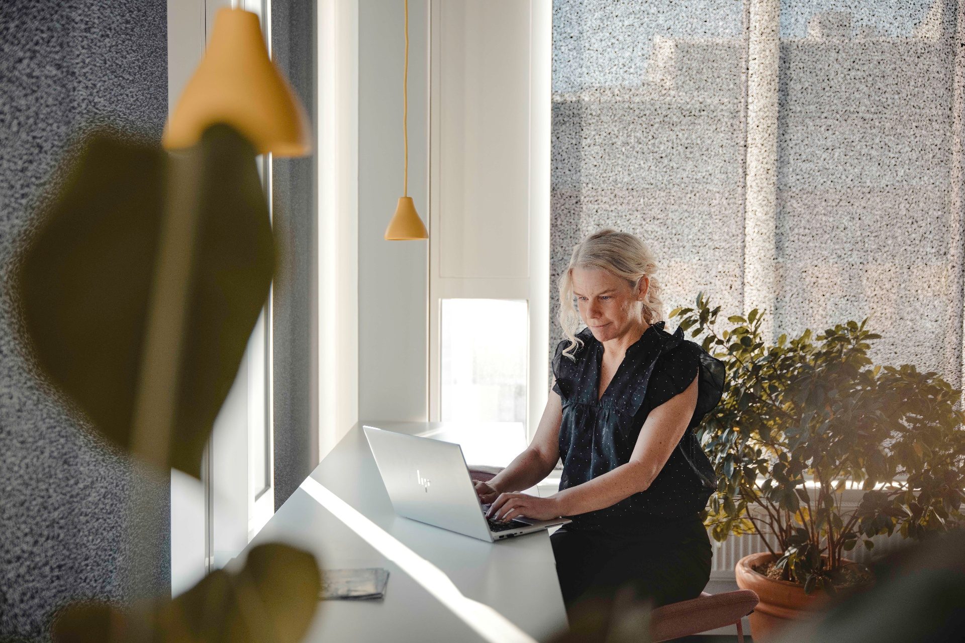 Konsult i arbete på Blue Partners kontor
