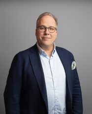 Porträtt av Thomas Ragnarsson, VD. Används för att representera verksamhetskonsulting, strategi och interimstjänster.
